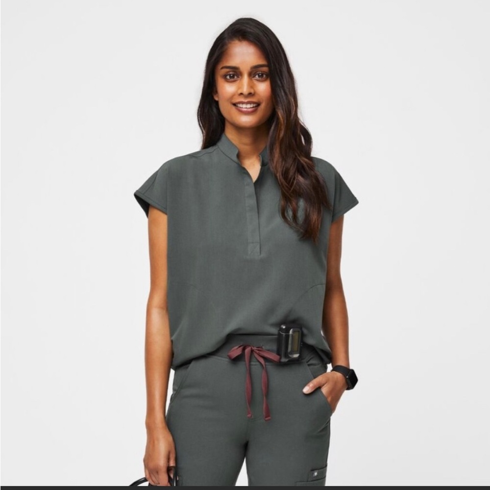 FIGS SCRUBS- Rafaela Oversized Top M and Zamora Joggers M petite in BANSAI